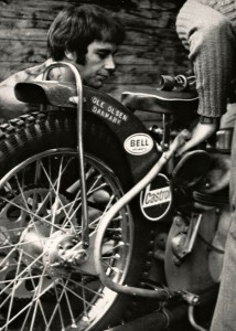 Toto není fotomontáž, Ivan Mauger se sklání nad motocyklem Ole Olsena - snímek si při ZP v Pardubicích v září 1973 pořídil přímo Ján Danihel