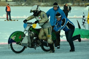 Zhaslý motor Martina Běhala před startem rozjížďky s číslem čtyři