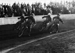 Je červen 1959 a na spořilovské Čafce se jede prvoligové klání KAMK Praha - město vs. KAMK Ostrava