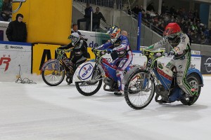 Motocykl Zdeňka Holuba v malém finále byl třetím strojem, v jehož sedle se představil - zleva Pavel Fuksa, Buddy Prijs a Hynek Štichauer