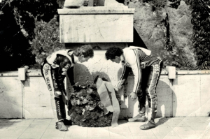 Zlatá prilba SNP 1989 byla posledním závodem kariéry Zdeno Vaculíka - na snímku klade s Antonínem Kasperem věnec k partyzánskému pomníku v Žarnovici
