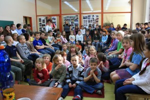 Mezi dětmi ze základní školy v Brandýsku poslouchal vyprávění plochodrážníků také malý Petr Chlupáč