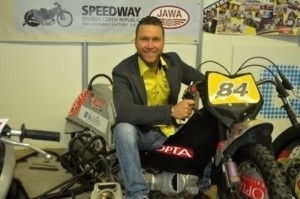 Loni v listopadu byl Martin Smolinski navštívil výstavu Rychlá kola