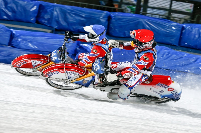 Igor Kononov (modrá) v souboji s Danilem Ivanovem