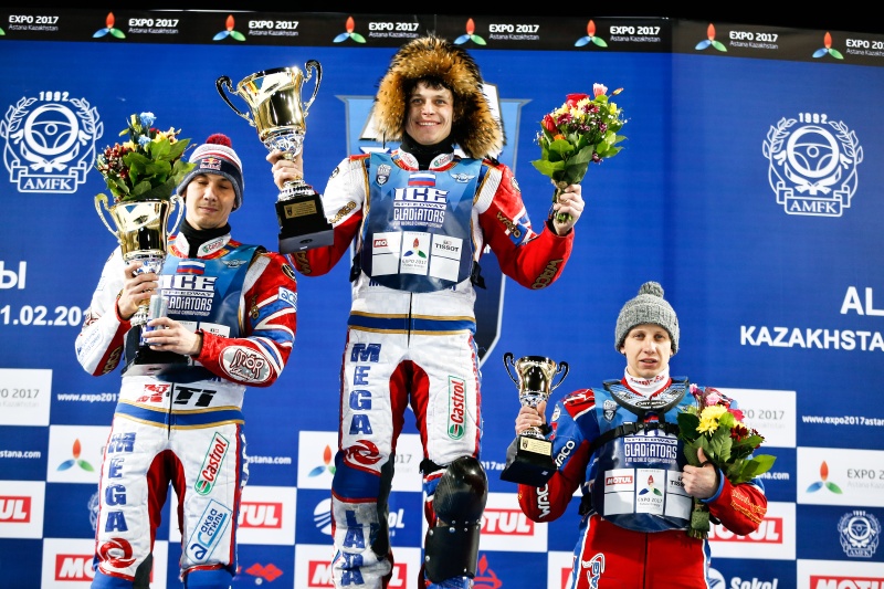 Igor Kononov, Dmitrij Koltakov a Dmitrij Chomicevič na stupních vítězů