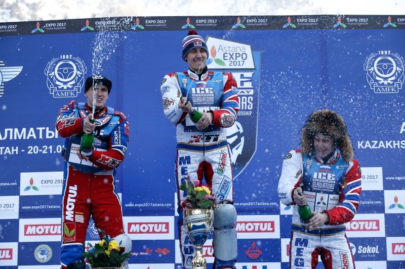 Dmitrij Koltakov, Danil Ivanov a Igor Kononov na stupních vítězů