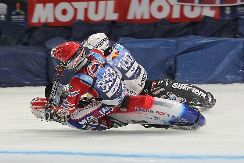 Danil Ivanov (červená) v duelu s Franzem Zornem