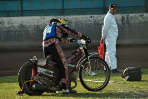 Fritz Wallner se sklání nad svým motocyklem