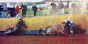 King's Lynn, test match Anglie U23 vs. Česká republika U23, červenec 1995 - Scott Nicholls vstává, ovšem Pavel Ondrašík zůstává mezi motocyklem a mantinelem