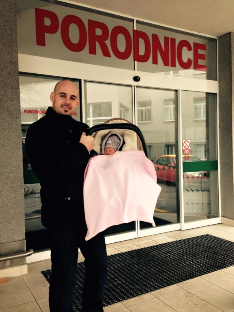 Šťastný tatínek se svou dceruškou při odjezdu z porodnice