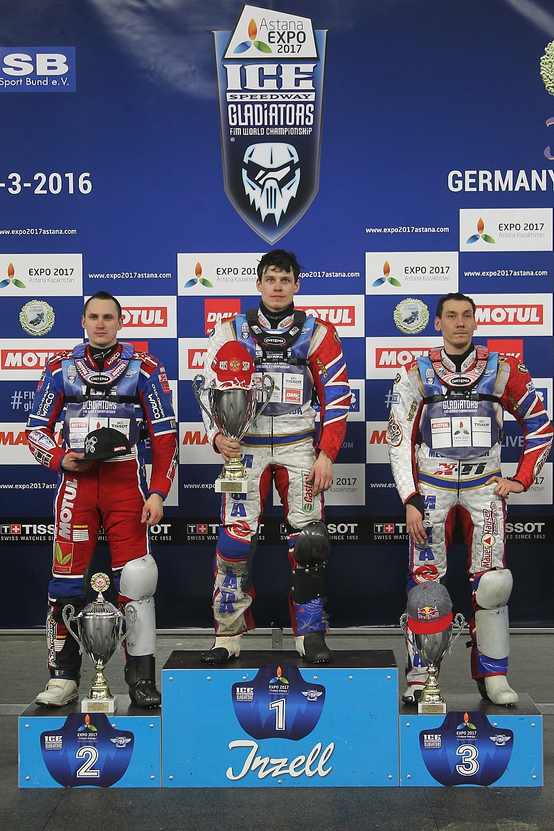 Dmitrij Koltakov, Igor Kononov a Danil Ivanov na stupních vítězů