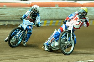 Aleš Dryml (žlutá) za sebou ve druhé jízdě nechal Jakuba Jamroga