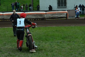 Obavy se zračí ve tváři Aleše Gavendy, který míří v ústrety svému bratrovi Martinovi, avšak škody po odstoupení v osmnácté jízdě nebyly velké