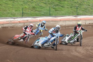 Jakub Jamrog vede osmou jízdu před Martinem Gavendou (červená), Tomášem Suchánkem (žlutá) a Ondřejem Smetanou (modrá)