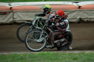 Když se Tomáš Suchánek (žlutá) v rozjížďce s číslem devatenáct nakonec dostal před Fritze Wallnera, měly Pardubice vyhráno