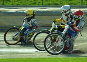 Ondřej Smetana (žlutá) a Michal Škurla (bílá) v souboji s Michalem Tomkou (červená)