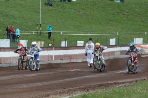 Zatímco Martin Gavenda se neodlepil z roštu osmnácté jízdy, vedle stojící Eduard Krčmář, Hynek Štichauer a Matěj Kůs vyrážejí do boje