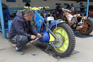 Radek Smetana bude na roztrhání - vedle šroubování na motocyklech svého syna bude působit v roli vedoucího depa