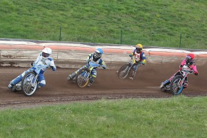 Eduard Krčmář vede juniorskou rozjížďku před Ondřejem Smetanou, Josefem Novákem a Patrikem Mikelem