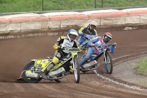 Michal Škurla se zatím těší vedení, avšak Michael Hádek za sebou má Piotra Dziatkowiaka a brousí si zuby na tři body