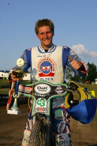 Vše nasvědčuje, že tohle je už minulost - Jan Holub s vestou Plzně a pohárem pro vítěze