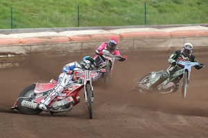 Matěj Kůs na cestě za druhým triumfem jede před Patrikem Mikelem (červená) a Michalem Dudkem (bílá)