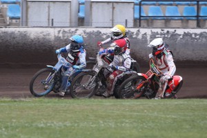 Jakub Jamrog (modrá) dělá maximum pro slánské stříbro, když se dostává do čele před Josefa France (červená), Michaela Härtela (žlutá) a Krystiana Pieszczeka (bílá)