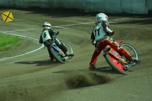 Jaroslav Vaníček vede ve finále D před Michalem Bašteckým