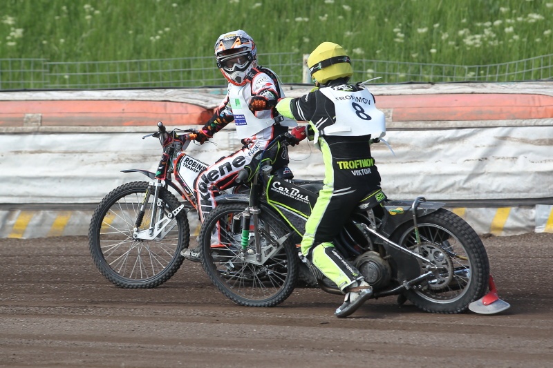 Zdeněk Holub (bílá) a Viktor Trofimov vyhráli všechny jízdy kromě jediné