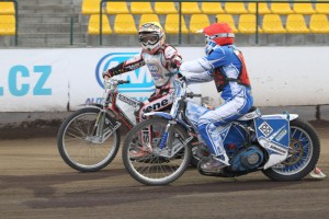 Eduard Krčmář přijímá gratulace od Zdeňka Holuba