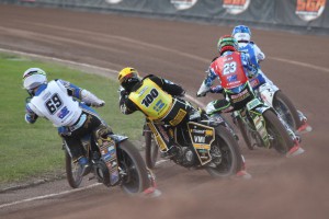 Nicki Pedersen vede před Chrisem Holderem, Andreasem Jonssonem a Jasonem Doylem