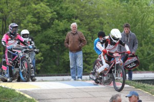 Michael Härtel, který se na snímku spouští k tréninku, dostal BP Team do čela průběžné klasifikace svým triumfem v rozjížďce s číslem jedna