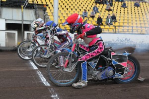 Studie startovní reakce od mantinelu stojí Václav Kvěch, Zdeněk Holub, Jakub Valkovič a Patrik Mikel