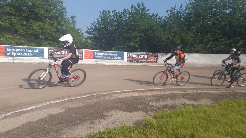 Cyklistická plochá dráha byla stejně dramatická jako motocyklová