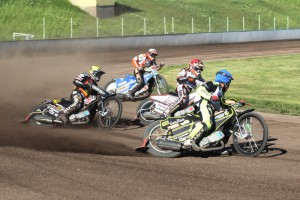 Viktor Trofimov (modrá) a Zdeněk Holub (červená) ještě vedou 7:2 před Josefem Francem (žlutá) a Jaroslavem Petrákem (bílá)