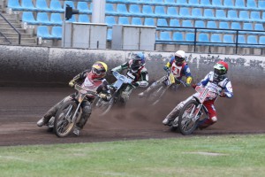 Martin Málek (žlutá) směřuje ke svému jedinému dnešnímu triumfu před zraky Matěje Kůse (červená), Michala Dudka (modrá) a Josefa Nováka (bílá)