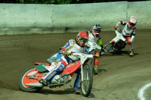 Milan Dobiáš zatím jezdí na čele před Janem Kvěchem a Michalem Bašteckým