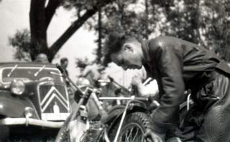 Antonín Vilde v roce 1958 v depu v Poděbradech, kde se konala travnatá plochá dráha