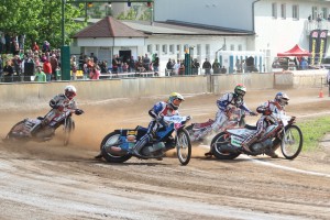 Zdeněk Holub (modrá) letí do čela třinácté jízdy před Mateusze Szczepaniaka (žlutá), Matěje Kůse (červená) a Artjoma Trofimovse (bílá)