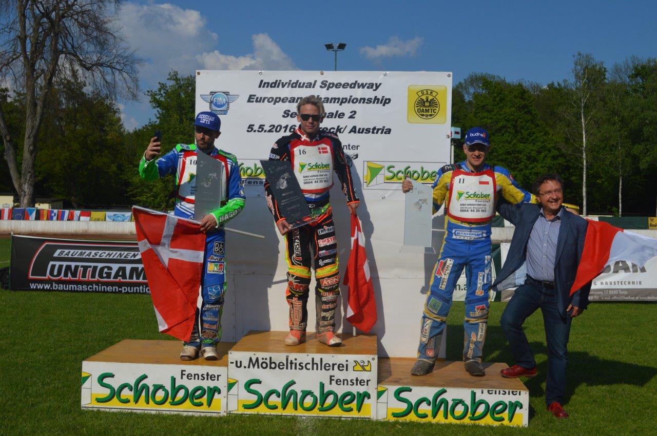 Hans N. Andersen, Michael Jepsen Jensen a Krzysztof Kasprzak stojí na stupních vítězů