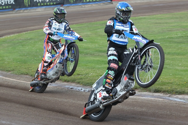 Tai Woffinden a Greg Hancock při jízdě po zadním kole