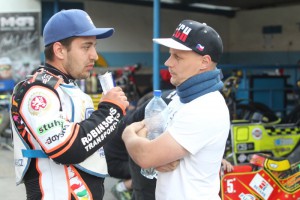 Zdeněk Holub, který si na snímku povídá s Josefem Francem, se vrátil do Premier League