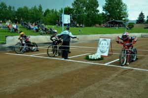 Symbolický start pro Jiřího Hurycha se Sindy Weber, Anne Spaanem a Adamem Fenclem u pásky