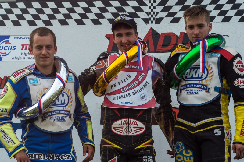 Ondřej Smetana, Martin Málek a Michal Škurla na stupních vítězů