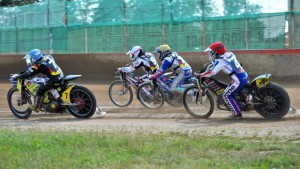 Hynek Štichauer na čele není na snímku ani vidět, za ním jedou Martin Smolinski (7), Michael Härtel (9), Stephan Katt (21) a Josef Franc (4)