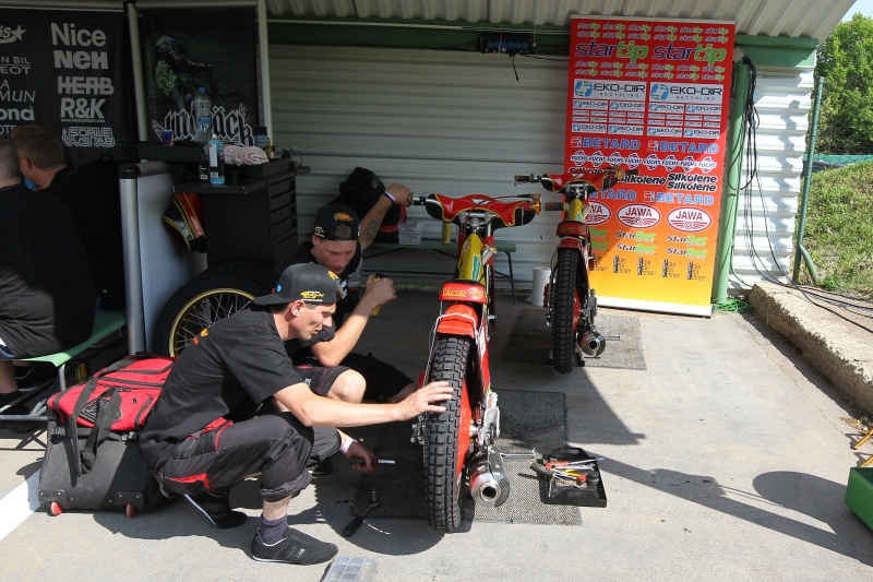 Bratři Luboš a David Vrtáčkovi poskytují excelentní servis v úloze mechaniků