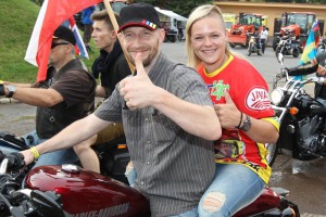 Při nástupu se v sedle motocyklu dostala na ovál také sestra divoké karty Iveta