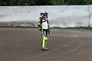 Opěšalý Bruno Thomas čeká při tréninku na svůj motocykl