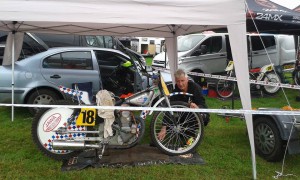 Andy Burmeister pomohl Janu Boháčovi s motocyklem