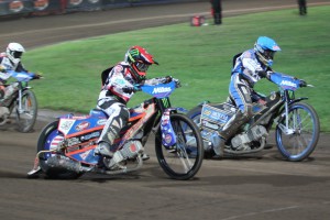 Jason Doyle (modrá) sebral triumf Gregu Hancockovi (červená)